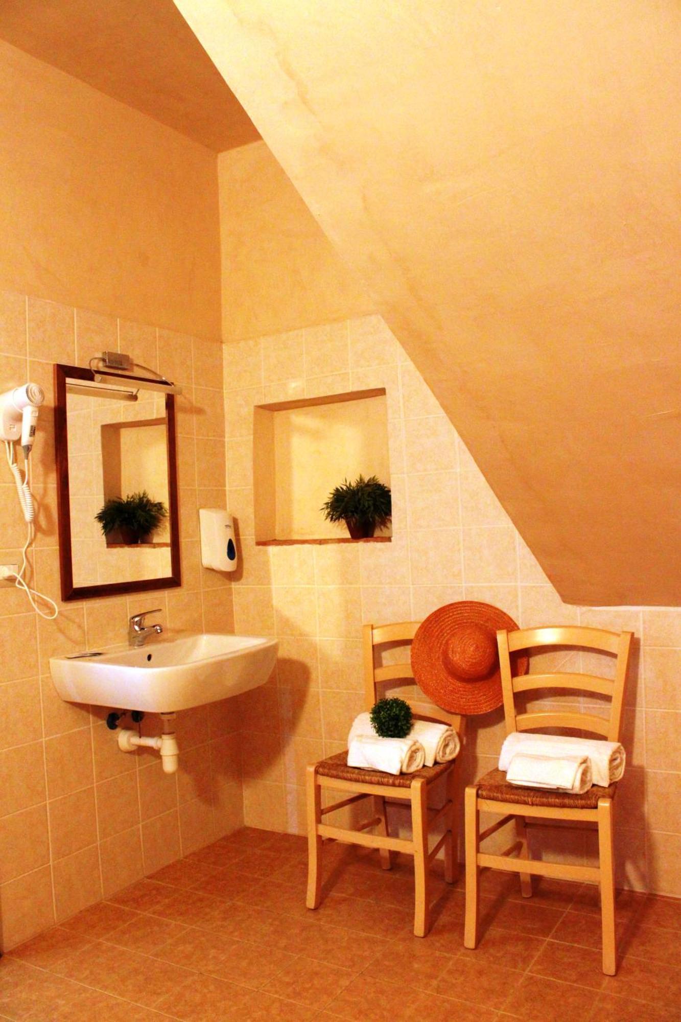 Contessa Ava Dei Lambardi Ostello Monteriggioni